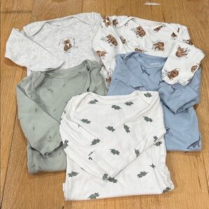Carter's Long Sleeve onesies size 12 months set of 4